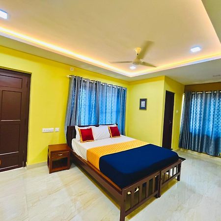 Madaparambil Residency Alwaye Exterior foto